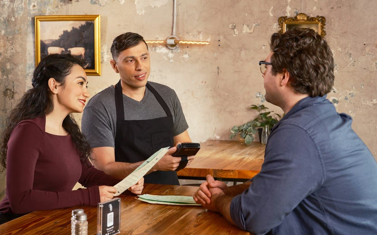 Garçom anotando o pedido de clientes em um restaurante